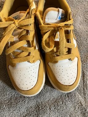 Nike Kids Low-Top Sneakers in Mustard Yellow & White